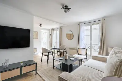 Télévision ou salle de divertissement dans l'établissement Luxury Design Studio Paris 9th