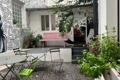 Jardin de l'établissement Superbe Maison près du Sacré Cœur