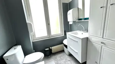 Salle de bains dans l'établissement Superbe Maison près du Sacré Cœur