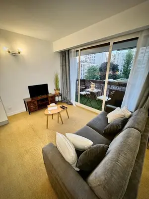 Coin salon dans l'établissement Appartement avec piscine