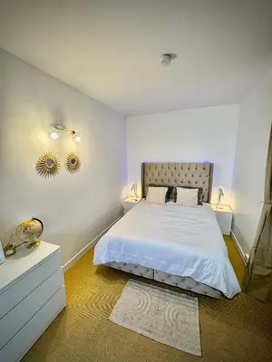 Un ou plusieurs lits dans un hébergement de l'établissement Appartement avec piscine