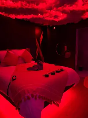 Un ou plusieurs lits dans un hébergement de l'établissement Love room in Paris
