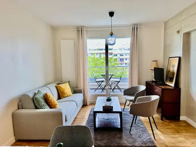 Coin salon dans l'établissement T3 balcon parking clim 3mn pied metro 8 et T3