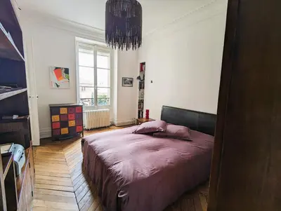 Un ou plusieurs lits dans un hébergement de l'établissement Appartement typique et confortable - Voltaire