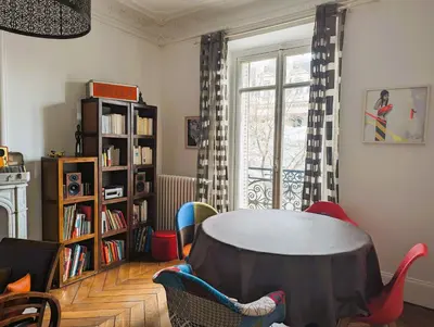 Bibliothèque dans l'appartement
