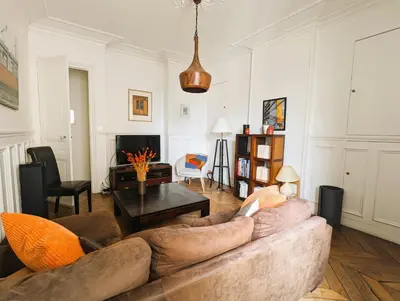 Coin salon dans l'établissement Appartement typique et confortable - Voltaire