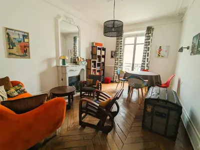 Coin salon dans l'établissement Appartement typique et confortable - Voltaire