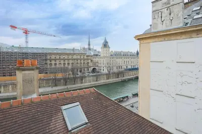 Vue générale sur Paris ou vue de la ville depuis l'appartement