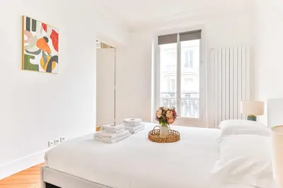 Un ou plusieurs lits dans un hébergement de l'établissement Spacious apt - 2BR-4P - Montmartre-Moulin Rouge