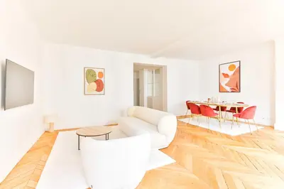 Télévision ou salle de divertissement dans l'établissement Spacious apt - 2BR-4P - Montmartre-Moulin Rouge
