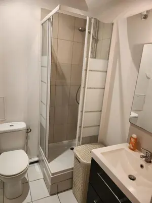 Salle de bains dans l'établissement Logement entier 2p