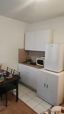 Cuisine ou kitchenette dans l'établissement Logement entier 2p