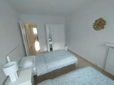 Un ou plusieurs lits dans un hébergement de l'établissement 5 mn, 450m walk Metro La Defense, 3 bedrooms, Parking