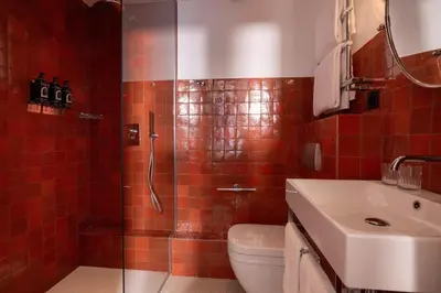 Salle de bains dans l'établissement Hôtel Ginette à la Folie & Spa