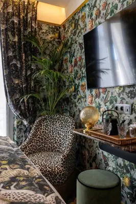 Télévision ou salle de divertissement dans l'établissement Hôtel Ginette à la Folie & Spa