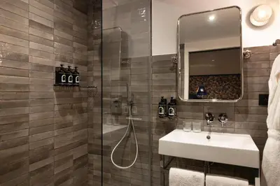 Salle de bains dans l'établissement Hôtel Ginette à la Folie & Spa