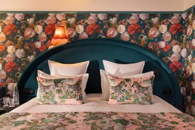 Un ou plusieurs lits dans un hébergement de l'établissement Hôtel Ginette à la Folie & Spa