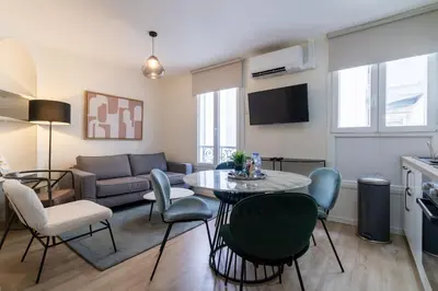 Coin salon dans l'établissement B1#Two Bedrooms#Champs Elysées#Arc de Triomphe#AC