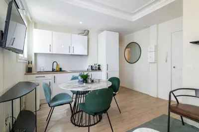 Cuisine ou kitchenette dans l'établissement B2#Two Bedrooms#Champs Elysées#Arc de Triomphe#AC