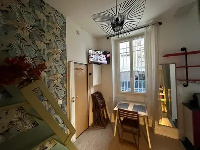 Télévision ou salle de divertissement dans l'établissement Paris centre dynamique et populaire