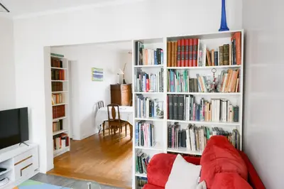 Bibliothèque dans l'appartement