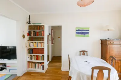 Bibliothèque dans l'appartement
