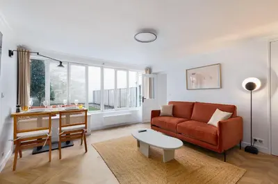 Coin salon dans l'établissement Marais Elegance Suite - 1 Bedroom
