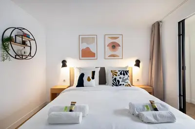 Un ou plusieurs lits dans un hébergement de l'établissement Marais Elegance Suite - 1 Bedroom