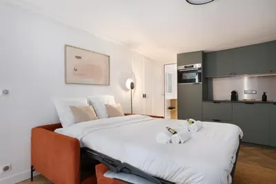 Cuisine ou kitchenette dans l'établissement Marais Elegance Suite - 1 Bedroom
