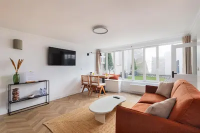 Télévision ou salle de divertissement dans l'établissement Marais Elegance Suite - 1 Bedroom
