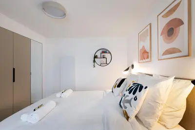 Un ou plusieurs lits dans un hébergement de l'établissement Marais Elegance Suite - 1 Bedroom