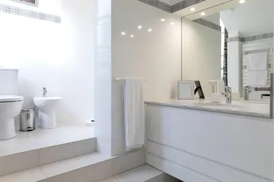 Salle de bains dans l'établissement Orange Vendome - Bright 1-Bed Apt Near the Louvre