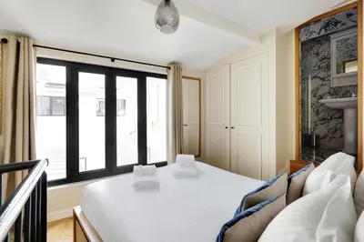 Un ou plusieurs lits dans un hébergement de l'établissement Pick A Flat's Apartment in Monrmartre - Rue Lepic