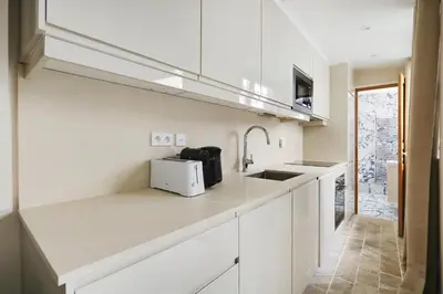 Cuisine ou kitchenette dans l'établissement Pick A Flat's Apartment in Monrmartre - Rue Lepic