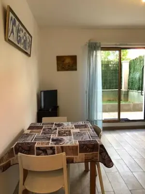 Télévision ou salle de divertissement dans l'établissement LOGEMENT ENTIER 2 PIECES PARKING 5'métro