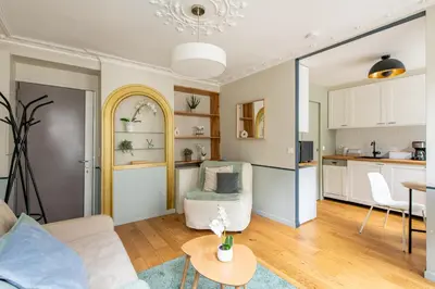 Cuisine ou kitchenette dans l'établissement Modern spacious studio only 1 minute away from the Place de la République