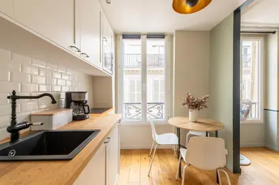 Cuisine ou kitchenette dans l'établissement Modern spacious studio only 1 minute away from the Place de la République