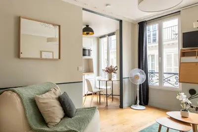 Télévision ou salle de divertissement dans l'établissement Modern spacious studio only 1 minute away from the Place de la République