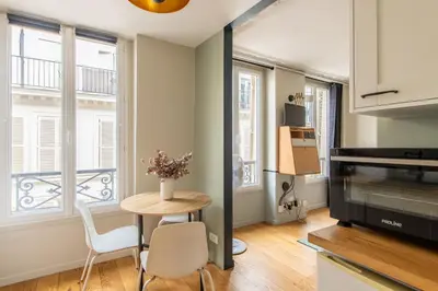 Cuisine ou kitchenette dans l'établissement Modern spacious studio only 1 minute away from the Place de la République