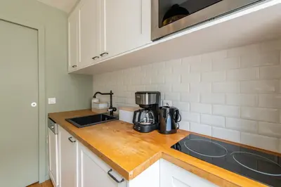 Cuisine ou kitchenette dans l'établissement Modern spacious studio only 1 minute away from the Place de la République
