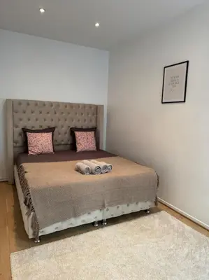 Un ou plusieurs lits dans un hébergement de l'établissement Charmant Appartement au Moulin Rouge
