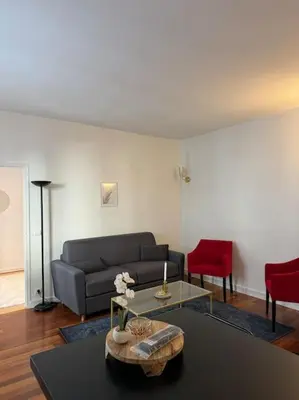 Coin salon dans l'établissement Charmant Appartement au Moulin Rouge