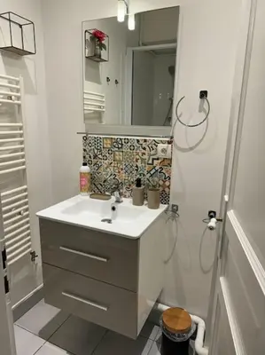 Salle de bains dans l'établissement Charmant Appartement au Moulin Rouge