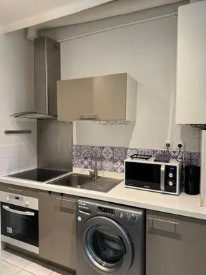 Cuisine ou kitchenette dans l'établissement Charmant Appartement au Moulin Rouge