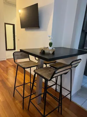 Télévision ou salle de divertissement dans l'établissement Charmant Appartement au Moulin Rouge