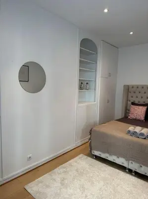 Un ou plusieurs lits dans un hébergement de l'établissement Charmant Appartement au Moulin Rouge