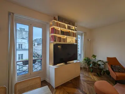 Télévision ou salle de divertissement dans l'établissement Appartement élégant - Fbg Saint Denis