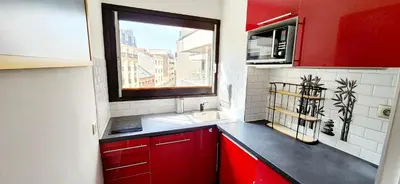 Cuisine ou kitchenette dans l'établissement Village Faidherbe Appartement d'Angle Moderne