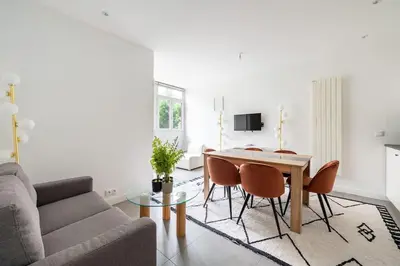 Télévision ou salle de divertissement dans l'établissement Maison en Centre-Ville - Neuilly