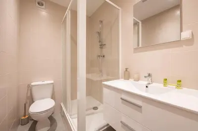Salle de bains dans l'établissement Maison en Centre-Ville - Neuilly